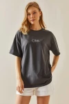 Antrasit Bisiklet Yaka Baskılı Oversize T-Shirt BC241098