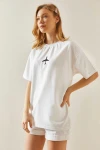 Beyaz Bisiklet Yaka İki İplik Nakış İşlemeli Oversize Pamuk T-Shirt BC241120