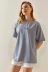 Gri Bisiklet Yaka Baskılı Oversize T-Shirt BC241098