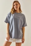 Gri Bisiklet Yaka Baskılı Oversize T-Shirt BC241098