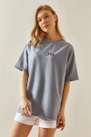 Gri Bisiklet Yaka Baskılı Oversize T-Shirt BC241098