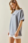 Gri Bisiklet Yaka İki İplik Nakış İşlemeli Oversize Pamuk T-Shirt BC241120