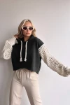 Siyah Kapüşonlu Kolları Triko Örgü Crop Sweatshirt BC231021