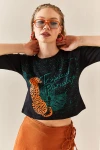 Siyah Leopar Desenli Crop Baskılı Pamuklu T-Shirt BC241117